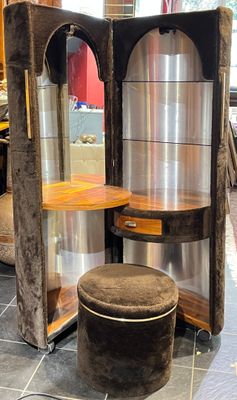 une armoire en bois contenant un miroir et un tabouret