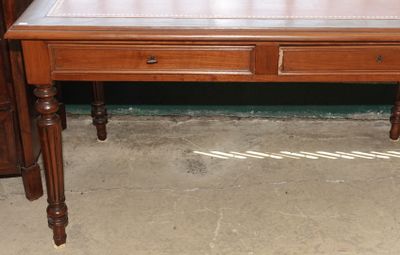 une table en bois avec un plateau en verre et deux tiroirs