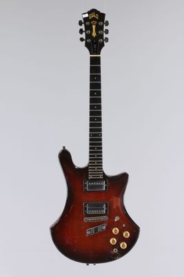 un gros plan d'une guitare posée sur un support, sur fond blanc