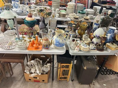 de nombreux types de vases sur la table