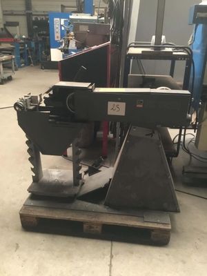 une machine posée sur une palette dans un entrepôt