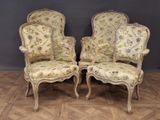 paire de fauteuils de style Louis XV avec assises rembourrées à motifs floraux