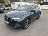 un SUV bleu garé sur un parking à côté d'un immeuble