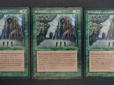 Trois cartes du Seigneur des Anneaux sont posées sur une table