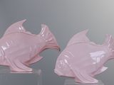 deux sculptures de poissons roses posées l'une sur l'autre