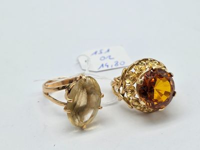 paire de bagues ornées d'une citrine et d'une monture plaquée or