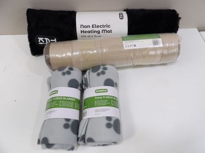 deux rouleaux de tissu et un rouleau de ruban adhésif posés sur une table