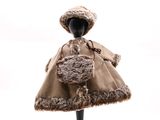 un mannequin vêtu d'un manteau de fourrure et d'un chapeau