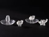 trois verres posés sur une table noire