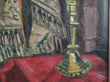 une peinture représentant une nappe rouge sur laquelle est posée une bougie dorée
