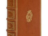un vieux livre orné d'un emblème doré sur la couverture