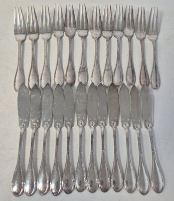 un grand nombre de fourchettes et de cuillères posées sur une table