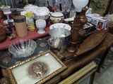 une table sur laquelle se trouvent de nombreux objets