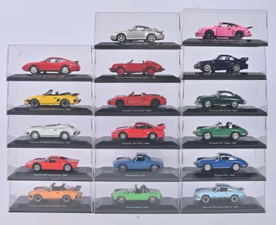 de nombreux modèles de voitures différents exposés dans une vitrine