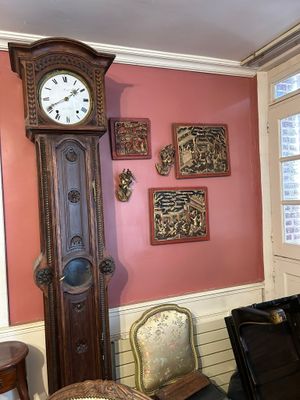 une horloge de parquet posée dans un coin du salon
