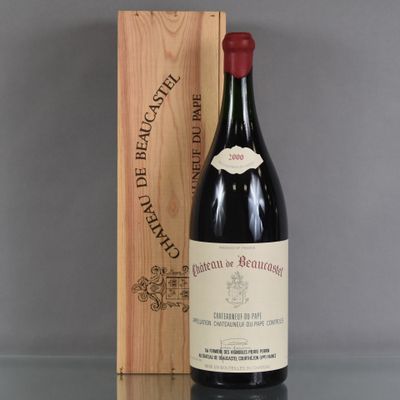 une bouteille de vin posée à côté d'une caisse en bois