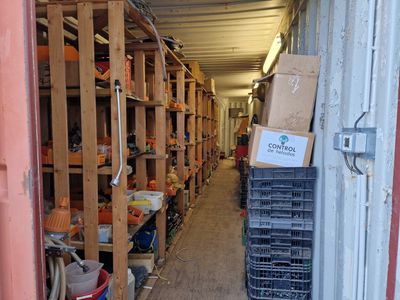 une pièce longue et étroite, avec de nombreuses étagères et bacs