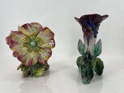 deux vases posés côte à côte sur une surface blanche