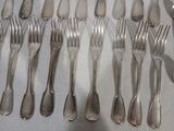 beaucoup de fourchettes et de cuillères en argent sur une table
