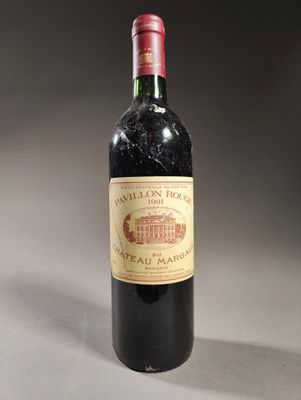une bouteille de vin posée sur une table