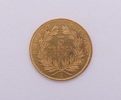 l'image d'une pièce d'or posée sur une surface blanche