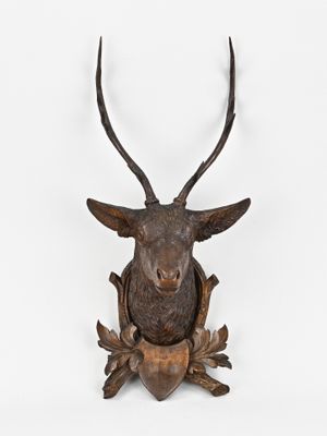 une image représentant une tête de cerf accrochée à un mur blanc