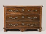 une commode en bois avec un plateau en marbre