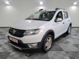 la dacia blanche est garée dans une pièce au sol en damier