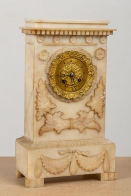 une petite horloge posée sur une table