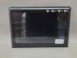 une photo d'un four à micro-ondes posé sur une table