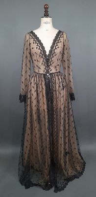 une image d'une robe sur un mannequin mannequin mannequin mannequin mannequin mannequin mannequin mannequin mann