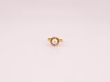 une bague plaquée or ornée d'un motif de tournesol