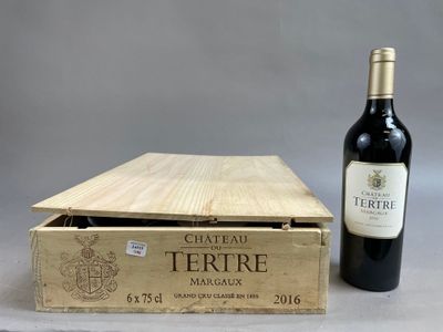 une bouteille de vin à côté d'un carton de vin