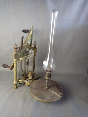 une lampe en verre posée à côté d'une bouteille en verre