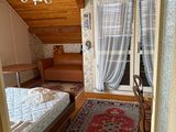 une chambre avec un lit et un canapé