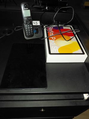 un téléphone portable posé sur une table, à côté d'un livre