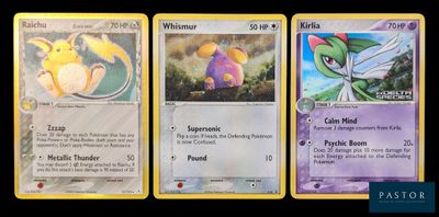 Trois cartes Pokémon différentes sont représentées sur un fond noir.