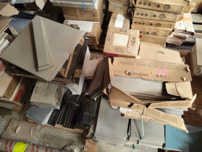 de nombreuses caisses remplies de matériel électronique par terre