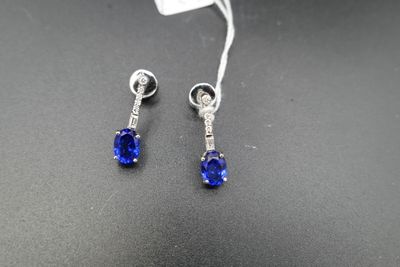 une paire de boucles d'oreilles en saphir et diamant