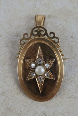 une image représentant un cadenas en or orné d'une étoile et d'une perle