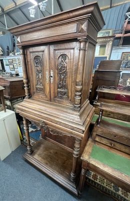 un vieux piano en bois au milieu d'une pièce