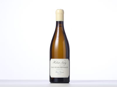 une bouteille de vin blanc posée sur une table