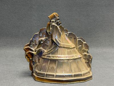 Haut relief en grès émaillé: Femme au chien stylisée.