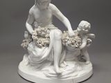 statue représentant une femme assise sur un rocher avec deux enfants