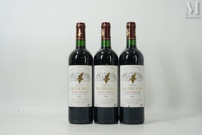 trois bouteilles de vin posées sur une table l'une à côté de l'autre