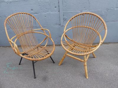 une paire de chaises vintage en rotin, dans le style d'une paire de chaises