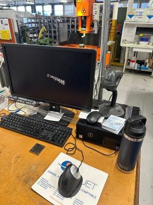 un bureau sur lequel se trouvent un ordinateur et une souris