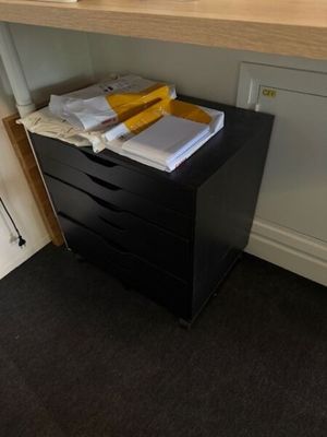 un bureau sur lequel se trouvent un classeur et un ordinateur