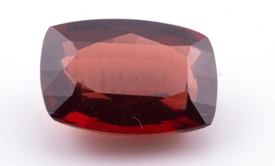 une pierre de grenat rouge sur un fond blanc