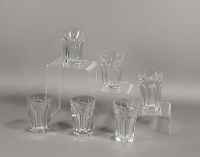 plusieurs vases en verre transparent posés sur une table transparente